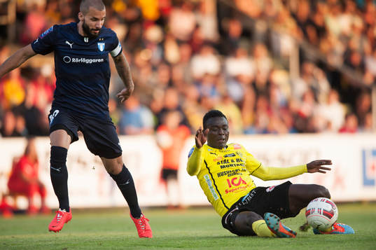 Malmös Guillermo Molins och Mjällbys Gbenga Arokoyo i