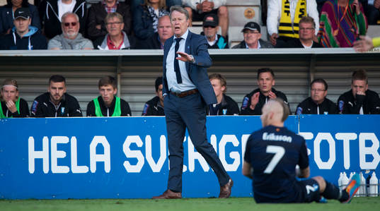 Malmös tränare Åge Hareide och på bänken längst till