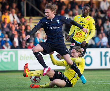 Malmös Emil Forsberg tacklas av Mjällbys Gudmann