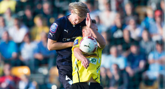 Malmös Filip Helander och Mjällbys Marcus Ekenberg  i