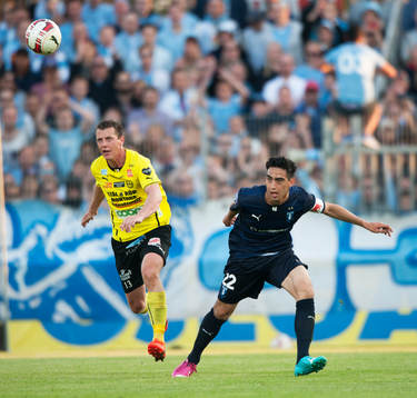 Malmös Amin Nazari och Mjällbys Daniel Nilsson i