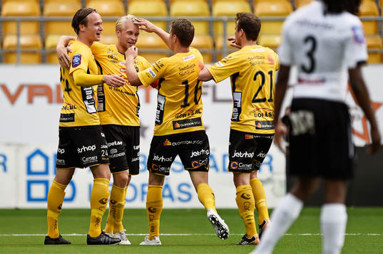 Elfsborgs Johan Larsson jublar