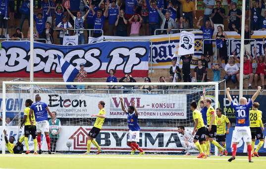 Åtvidabergs Victor Sköld har precis gjort mål och 1-0