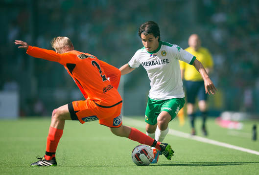 Hammarbys Lars Mendonca Fuhre gör en tunnel på Varbergs