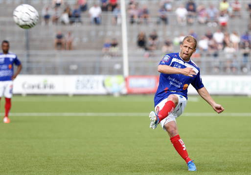 Åtvidabergs Kristian Bergström slår frispark i ribban
