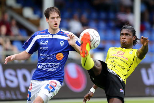 Åtvidabergs Victor Sköld och Halmstads Joseph Baffo