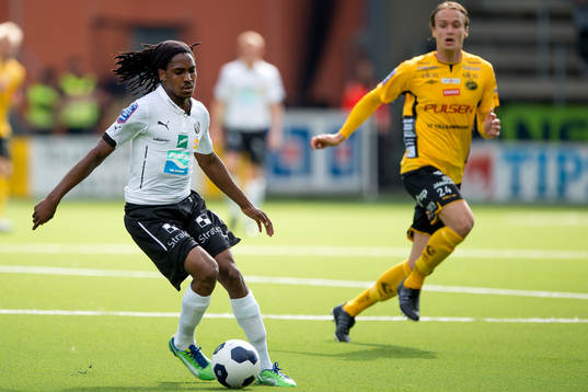Örebros Ayanda Nkili med boll och Elfsborgs Viktor Prodell