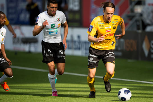Elfsborgs Viktor Prodell med boll jagas av Örebros Ahmed