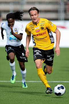 Elfsborgs Viktor Prodell jagas av Örebros Ayanda Nkili