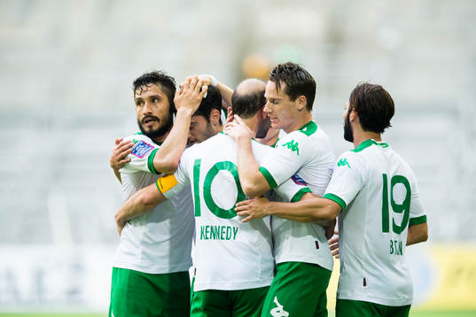 Hammarbys Pablo Piñones-Arce (v) gör 2-0 och gratuleras