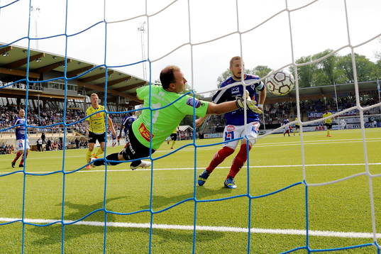 Åtvidabergs målvakt Henrik Gustavsson räddar bollen