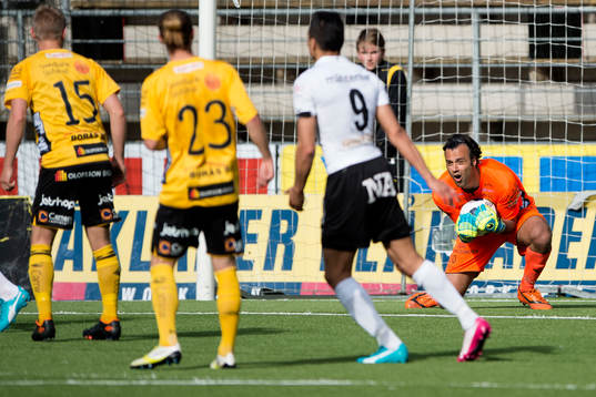 Elfsborgs målvakt Abbas Hassan räddar
