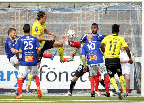Åtvidabergs Alberis Sérgio da Silva rensar framför målet