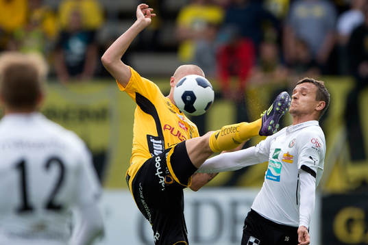 Elfsborgs Sebastian Holmén sparkar högt framför Örebros
