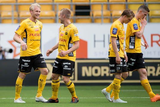 Elfsborgs Johan Larsson jublar