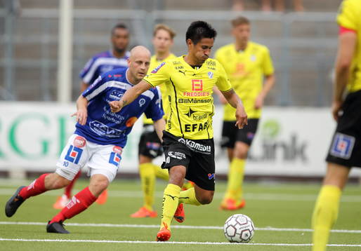 Åtvidabergs Daniel Sjölund och Halmstads Antonio Rojas