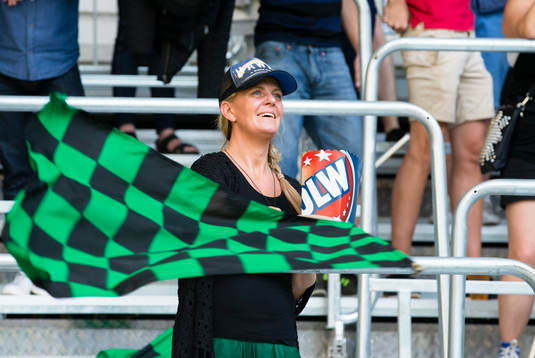 En Varberg supporter viftar med en flagga