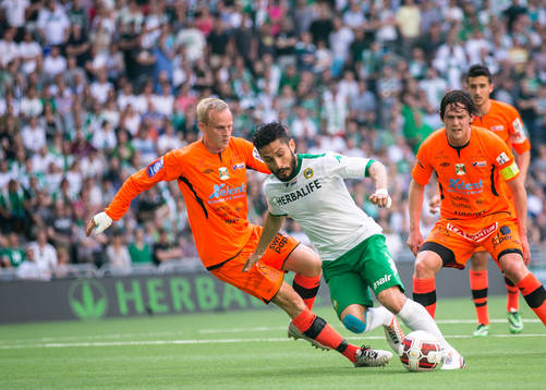Hammarbys Pablo Piñones-Arce försöker ta sig förbi