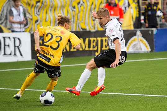 Elfsborgs Niklas Hult försöker dribbla bort Örebros