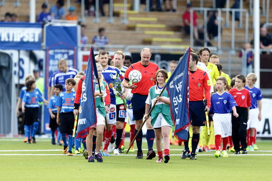 Lagen tågar in till fotbollsmatchen i Allsvenskan mellan