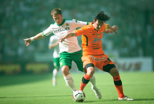 Hammarbys Jan Gunnar Solli i kamp om bollen med Varbergs