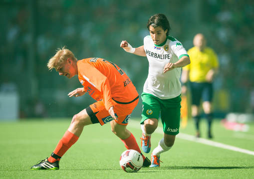 Hammarbys Lars Mendonca Fuhre gör en tunnel på Varbergs