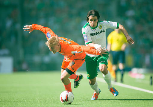 Hammarbys Lars Mendonca Fuhre gör en tunnel på Varbergs