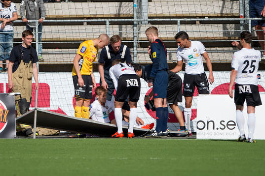 Örebros Daniel Björnqvist får hjälp