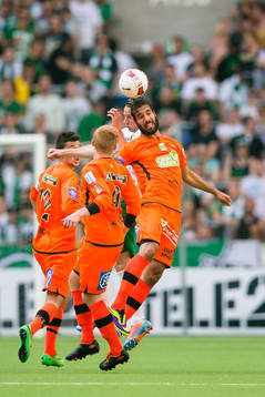 Hammarbys Johan Persson i en nickduell med Varbergs Ali
