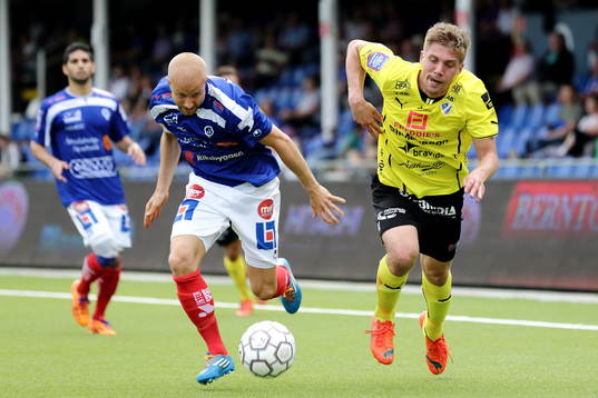 Åtvidabergs Daniel Sjölund Halmstads Mikael Boman