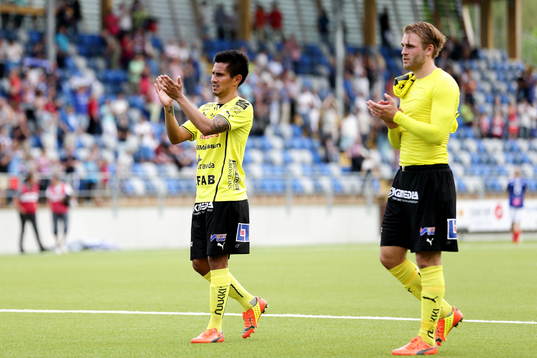 Halmstads Antonio Rojas och Jesper Westerberg tackar sina