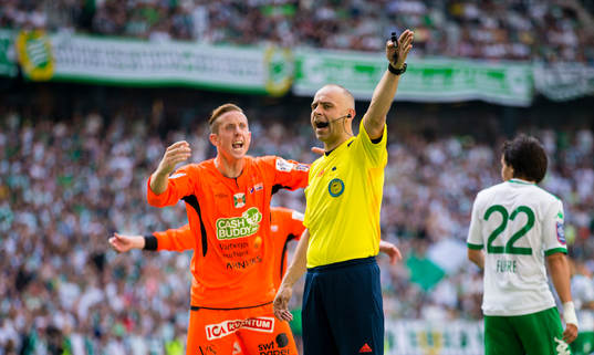 Varberg spelare reagerar på ett domaslut av Domare Robert
