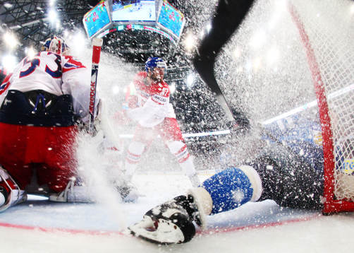 Finlands Leo Komarov kraschar in i Tjeckiens mål