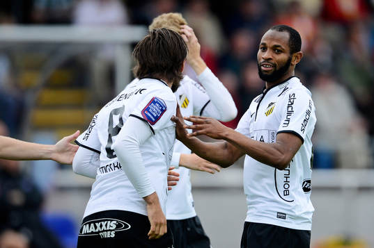 Häckens Rene Makondele jublar