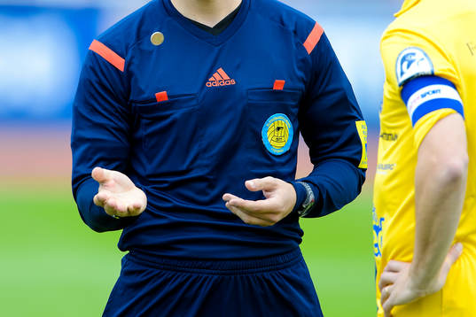 En domare singlar slant innan fotbollsmatchen i allsvenskan