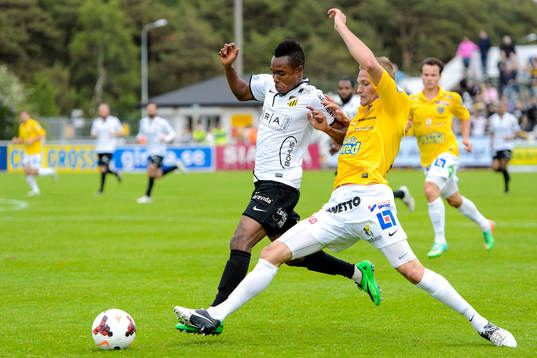 Närkamp mellan Häckens Nasiru Mohammed och Falkenbergs