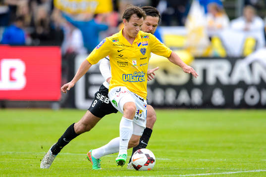 Falkenbergs Anton Wede jagas av Häckens Ivo Pekalski