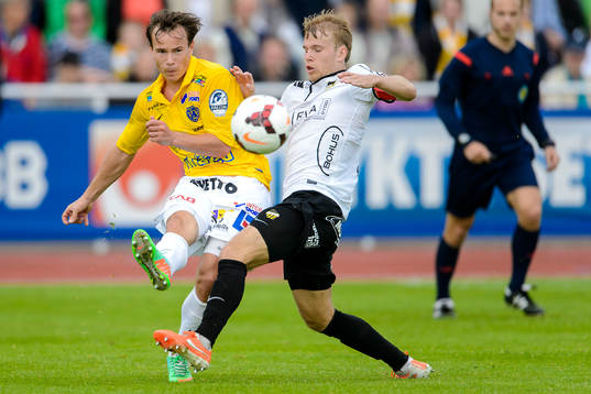 Närkamp mellan Falkenbergs Anton Wede och Häckens Oscar