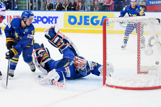 Sveriges Mikael Backlund ser skottet från Rysslands Sergei