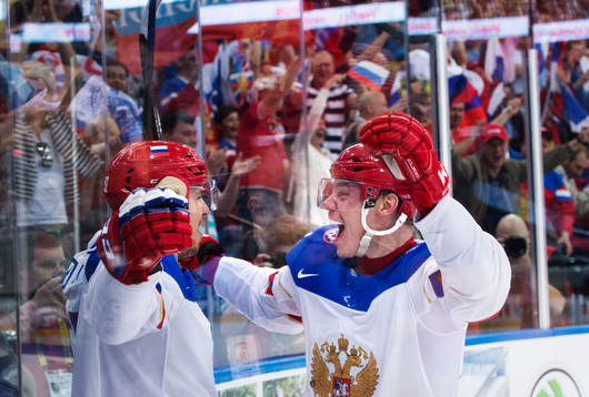 Rysslands Sergei Shirokov och Yevgeni Medvedev jublar