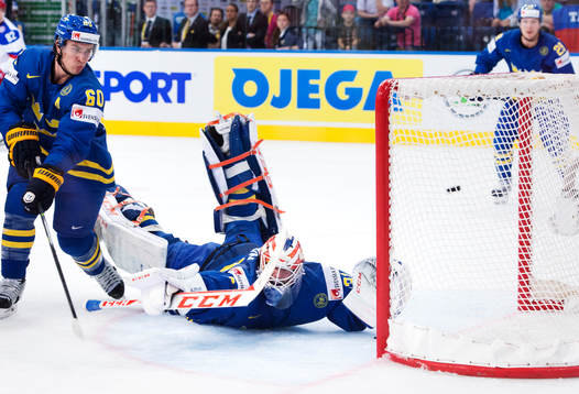 Sveriges Mikael Backlund ser 1-1-pucken från Rysslands