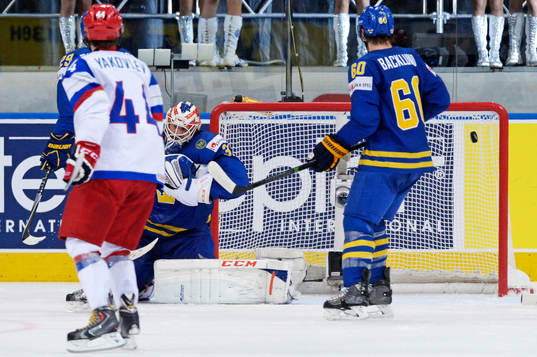 Rysslands Anton Belov (ej i bild) går in bakom Sveriges