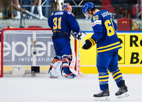 Sveriges målvakt Anders Nilsson och Mikael Backlund deppar