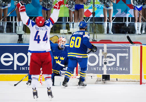 Rysslands Yegor Yakovlev jublar när 3-1-pucken från Anton