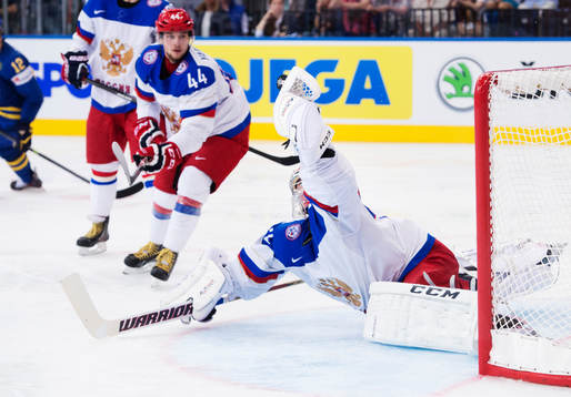 Rysslands målvakt Sergei Bobrovski räddar pucken med