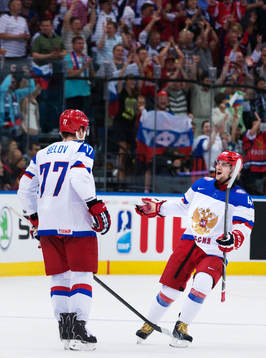Rysslands Anton Belov och Yegor Yakovlev jublar