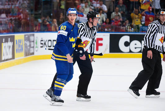 Sveriges Mikael Backlund får matchstraff i slutet av