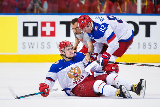 Rysslands Sergei Plotnikov tas om hand av läkare och