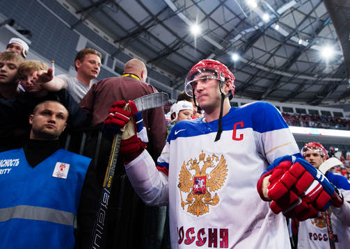 Rysslands Alexander Ovechkin lämnar isen