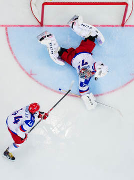 Rysslands Yegor Yakovlev ser målvakten Sergei Bobrovski
